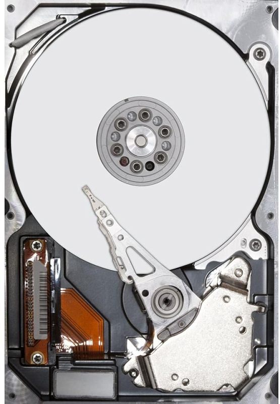 Фото-1 HDD Seagate IronWolf ST10000VN000, демонстрация внутреннего устройства: крупный план пластины, шпиндельного узла и блока магнитных головок с металлическим рычагом, виден оранжевый шлейф; изображение поясняет конструкцию жёсткого диска в теме страницы товара.
