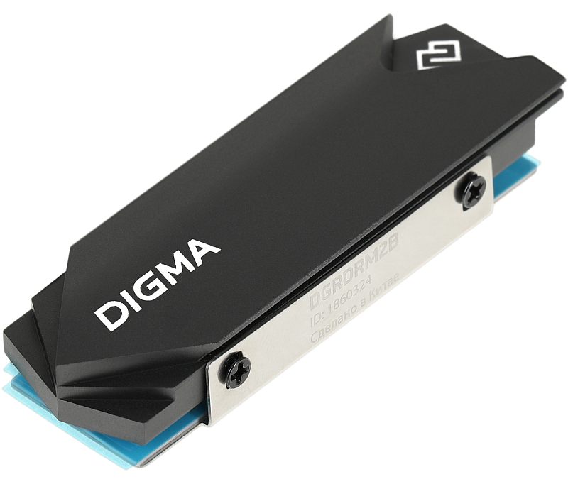 Фото-1 Радиатор для SSD M.2 Digma DGRDRM2B, вид под углом: чёрный верхний кожух с надписью DIGMA, сбоку металлическая пластина с двумя винтами, снизу видна синяя термопрокладка; фото показывает конструкцию радиатора и крепёж для установки на SSD.