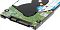 Фото-3 Жёсткий диск WD Blue WD20SPZX 2,5&Prime;, крупный план разъёмов: контакты SATA питания и данных на торце, зелёная плата электроники и крепёжные винты; белый фон для проверки типа подключения.