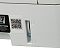Фото-8 Принтер Pantum P3010D, крупный план боковой панели; наклейка с QR‑кодом и отметкой Duplex Printing, рядом утопленный паз с синей защёлкой/ползунком; светло‑серый пластик, чтобы показать маркировки и сервисный фиксатор на странице товара.