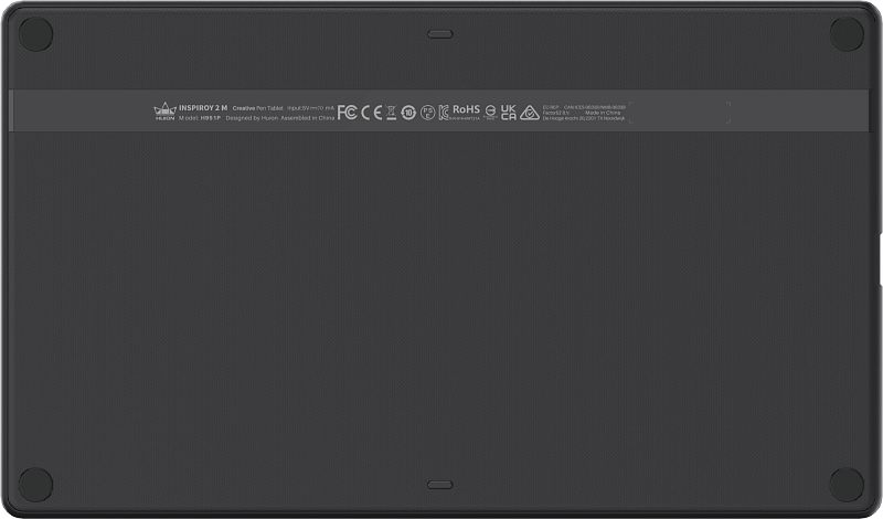 Фото-1 Графический планшет Huion Inspiroy 2 M H951P — вид сзади: тёмная текстурированная крышка, четыре круглые резиновые ножки по углам, центральная полоса с маркировками “Inspiroy 2 M” и значками сертификаций. На белом фоне для идентификации модели и её опорных элементов.