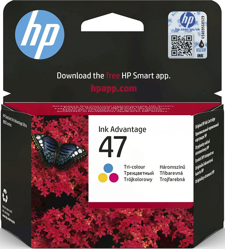 Фото-1 Картридж HP 47 6ZD61AE, трёхцветный, 14 мл — фронтальный вид коробки с открытым верхним клапаном на светлом фоне. Видны маркировка Ink Advantage 47 Tri-colour, чёрная упаковка с цветами и бабочкой, а также QR-наклейка внутри крышки. Фото показывает фирменную коробку и цветовой тип картриджа для страницы оригинального расходника HP.