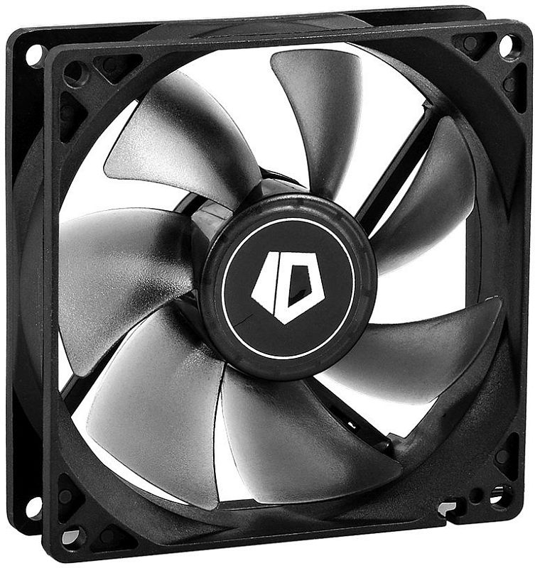 Фото-1 Корпусный вентилятор ID-Cooling NO-9225 SD 90 мм, вид спереди под углом; чёрная квадратная рамка, полупрозрачные серые лопасти, круглая наклейка с логотипом на ступице; белый фон, чтобы на странице товара было видно форму рамки и крыльчатки.