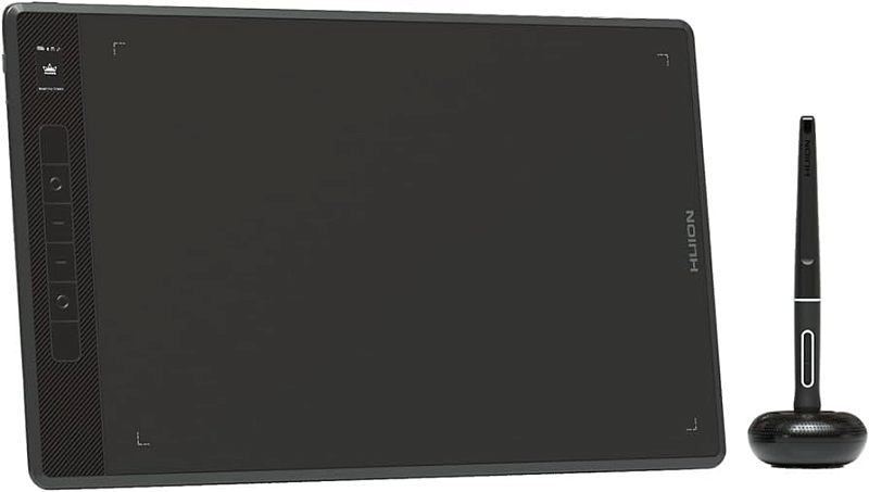 Фото-1 Графический планшет Huion Inspiroy Giano G930L — вид сверху под углом; слева текстурированная панель с кнопками и ползунком, рядом стилус в подставке; чёрный корпус, контекст управления и комплектного пера.