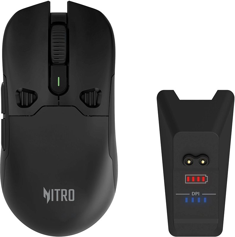 Фото-1 Беспроводная мышь Acer Nitro OMR404, вид сверху рядом с зарядной базой. На фото чёрный корпус с колёсиком, зелёным световым индикатором, двумя треугольными прорезями у центра и логотипом Nitro; справа показана док-станция с контактами и индикацией батареи/DPI. Изображение важно для карточки товара, чтобы показать верхнюю панель мыши и наличие зарядной базы в комплекте.