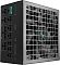 Фото-6 Блок питания DeepCool PN1200M, вид спереди под углом: слева модульные разъёмы с подписями, спереди квадратная решётка вентилятора, справа гладкая боковина с логотипом; для страницы товара это важно, так как фото показывает компоновку корпуса и панель подключений.