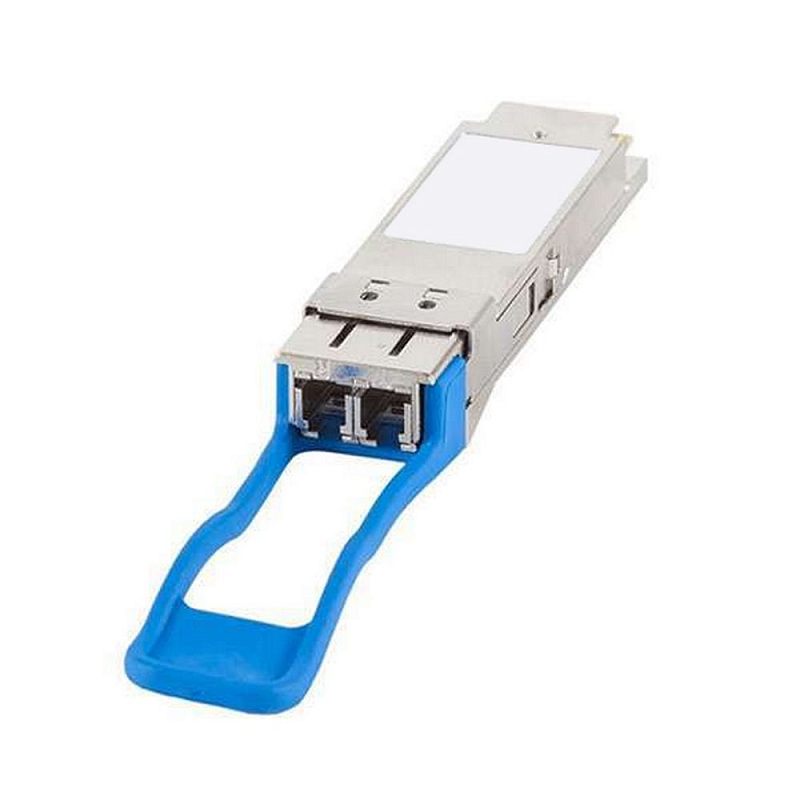 Фото-1 Трансивер Silicom EIC FTL4C1QE3C QSFP+ 40GBASE-LR4, фронтальный вид под углом: на передней панели два оптических гнезда, синяя вытяжная петля (pull tab), на корпусе видны винты крепления и направляющие. Серебристый корпус с синим элементом, на белом фоне; важно для страницы как наглядный вид разъёмной части QSFP+-модуля.