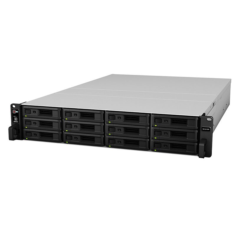Фото-1 Дисковая полка Synology RX1217RP, фронтальный вид под углом: 2U корпус с двенадцатью лотками дисков и светодиодами на корзинах; справа на лицевой панели маркировка RX1217RP. Контекст — стойковая дисковая полка/расширение массива. Важно: визуально подтверждает модель и количество отсеков.