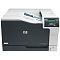 Фото-2 Цветной лазерный принтер HP Color LaserJet Professional CP5225dn, вид сбоку; из верхнего выхода выходит напечатанный цветной лист, справа панель управления с экраном и кнопками, видна кнопка питания; корпус тёмно‑серый и белый &mdash; демонстрирует работу выхода бумаги в контексте страницы товара.