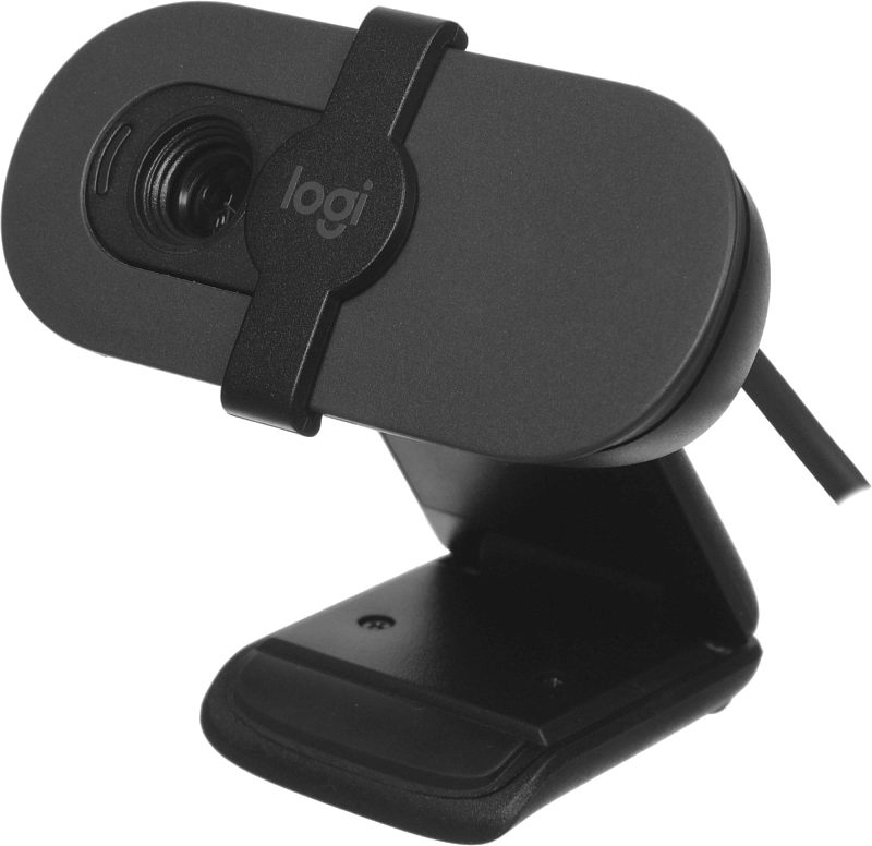 Фото-1 Веб‑камера Logitech Brio 100, вид под углом: овальный чёрный корпус на клипсе, объектив слева, шторка приватности с логотипом logi закрывает часть лицевой панели, кабель уходит назад; помогает понять внешний вид и наличие шторки.