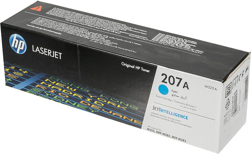 Фото-1 Картридж HP 207A W2211A, вид упаковки спереди справа под углом; на фото коробка HP LaserJet с чёрной верхней частью, белой правой панелью, голубой меткой Cyan и боковой стенкой с пиктограммами утилизации; изображение показывает объёмную форму упаковки и цвет картриджа.