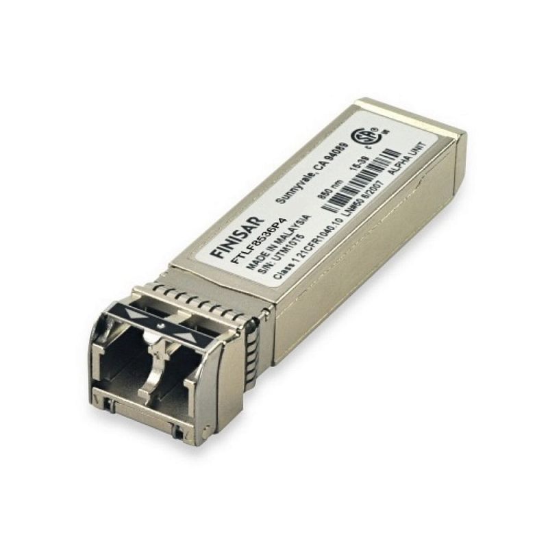 Фото-1 Трансивер Finisar FTLF8536P4BCV, вид спереди под углом: серебристый SFP28-модуль с открытым оптическим портом, рёбрами у основания и белой наклейкой Finisar на корпусе, на белом фоне для карточки товара и чтения маркировки.