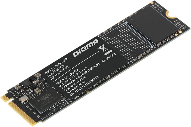 Фото-1 SSD Digma MEGA M2 256GB, фронтальный вид модуля M.2 2280 под углом; чёрная печатная плата, крупная тёмная наклейка Digma, слева золотистые контакты M.2, справа вырез под крепление. Изображение показывает внешний вид накопителя и форм-фактор для страницы товара.