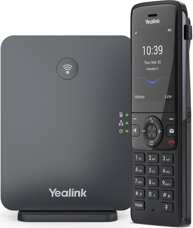 Фото-1 Комплект DECT Yealink W78P, база и трубка рядом: на базе круглая кнопка с символом Wi‑Fi и зелёные индикаторы, на трубке экран с временем и цифровая клавиатура; чёрный на белом фоне для демонстрации комплектации.