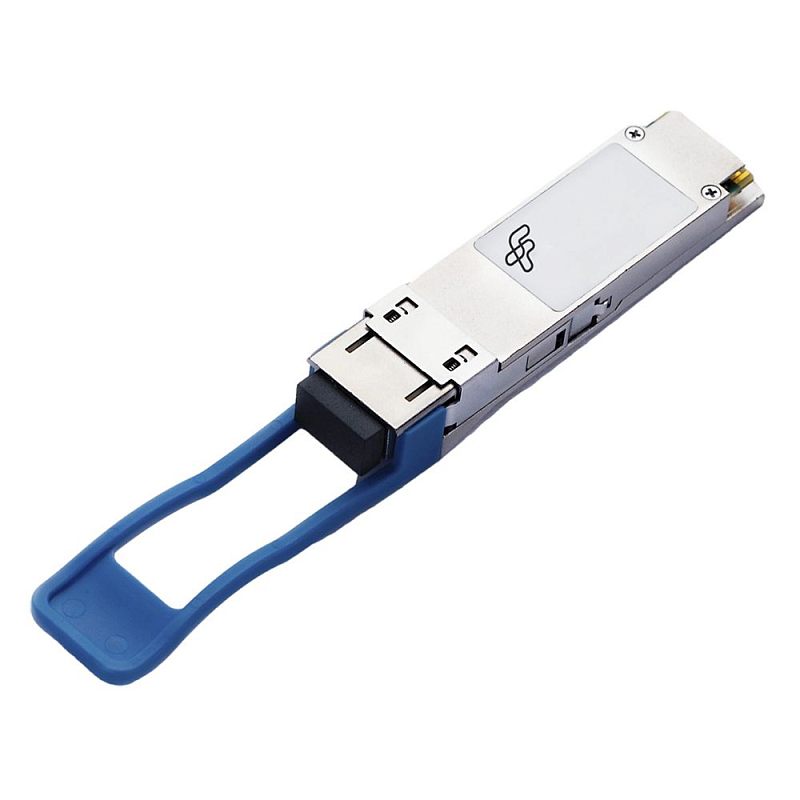 Фото-1 Трансивер FiberTrade QSFP+ ELR4, вид сбоку под углом; металлический модуль QSFP+ с чёрной защитной заглушкой на торце, синяя петля-фиксатор (pull tab) для извлечения, боковые защёлки; студийное фото на белом фоне, важно для понимания форм‑фактора QSFP+ на странице товара.