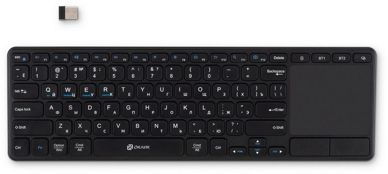 Фото-1 Клавиатура Oklick K614W, вид сверху с USB-ресивером. Компактная беспроводная модель без цифрового блока, чёрный корпус, встроенный тачпад справа и отдельный USB-ресивер над клавиатурой. Изображение показывает раскладку и способ подключения для страницы товара.