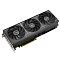 Фото-4 Видеокарта ASUS NVIDIA GeForce RTX 5070 Prime OC, вид спереди под углом. На фото длинный чёрный кожух с тремя вентиляторами, скошенные углы корпуса и открытый край контактной группы PCIe. Снимок показывает форму лицевой панели и общий профиль карты для страницы товара.