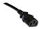 Фото-2 Кабель питания LANMASTER LAN-PP13/SHA-2.0-BK, крупный план разъёма IEC 60320 C13: чёрный литой корпус и торец с тремя контактными отверстиями; видны ребристая разгрузка и шов корпуса; помогает визуально проверить форму коннектора на странице товара.