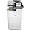 Фото-2 МФУ HP LaserJet Enterprise M776z, фронтальный вид; белый напольный корпус, сверху автоподатчик документов, крупный экран на выносе и выдвижная клавиатура, листы на выходе; на белом фоне, чтобы идентифицировать модель и элементы управления.