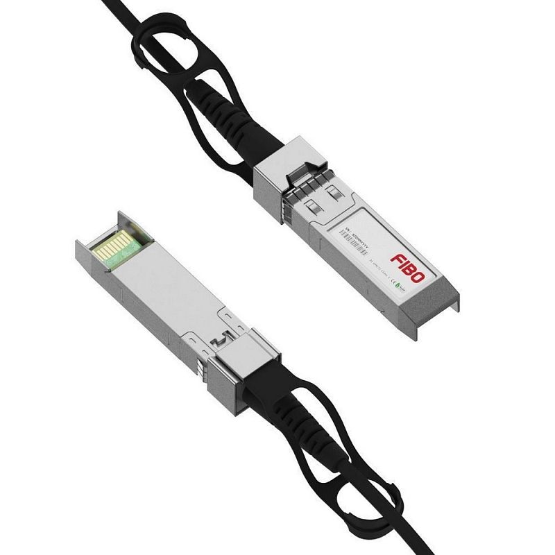 Фото-1 Кабель SFP28–SFP28 FIBO FT‑S25‑DAC, крупный план: один модуль с наклейкой «FIBO», второй показан с открытым торцом и видимыми контактами; чёрные петли‑защёлки. Фото важно для сверки маркировки и типа разъёма.