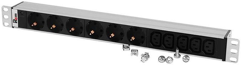 Фото-1 Блок розеток ЦМО Rem-10 R-10-6S-5C13-I-440-Z, общий вид: шесть розеток Schuko и пять разъёмов IEC C13 на чёрной панели, рядом крепёжные элементы, серебристый корпус 1U — показывает количество и типы выходов для оборудования в стойке.