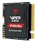 Фото-2 SSD Patriot Viper VP4000 Mini, диагональный вид спереди справа: видны чёрная наклейка с красной полосой, край платы, золотистый разъём M.2 и боковой профиль модуля; изображение помогает оценить толщину и компактную длину устройства.