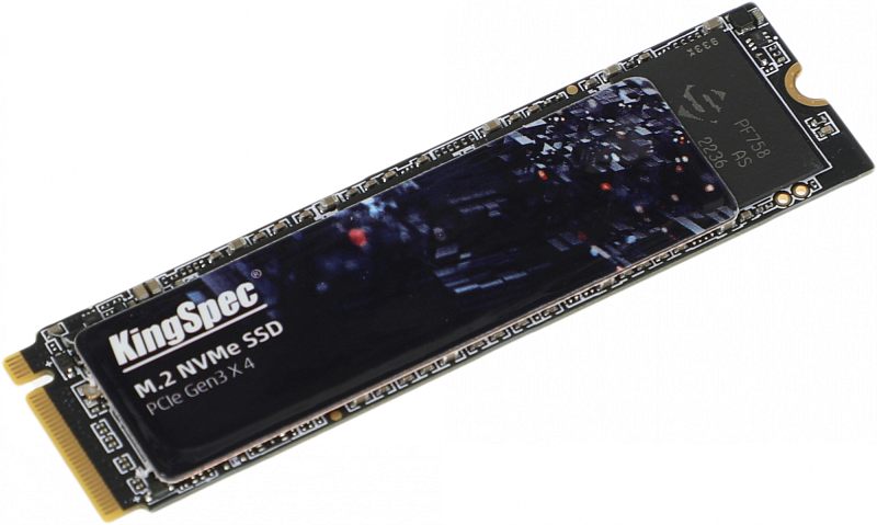 Фото-1 SSD KingSpec NE 512GB M.2 NVMe, вид спереди под углом. На фото чёрная плата с крупной тёмной наклейкой KingSpec, надписью M.2 NVMe SSD PCIe Gen3 x4 и контактной площадкой слева. Студийное изображение для карточки товара, важно для страницы, потому что показывает лицевую сторону модуля и формат подключения.