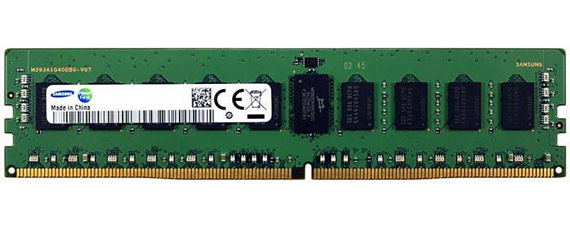 Фото-1 Модуль памяти Samsung M393A4K40EB3 32GB, вид спереди: один зелёный серверный модуль DIMM DDR4 REG на светло-сером фоне. Видны белая наклейка Samsung слева, чёрные микросхемы по длине платы и золотистые контакты. Фото показывает лицевую сторону модуля для страницы товара.