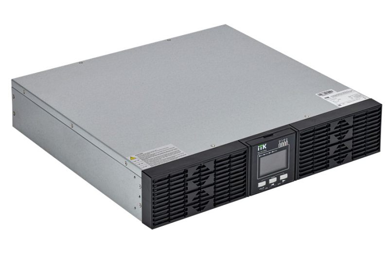 Фото-1 ИБП ITK Electra OR 1000 VA Rack/Tower 2U EOR-0001KVA-1-002, вид спереди под углом; серебристо-чёрный корпус 2U с двумя решётчатыми секциями, центральным дисплеем и кнопками управления под экраном; фото важно для страницы товара, где нужен общий вид лицевой части ИБП.
