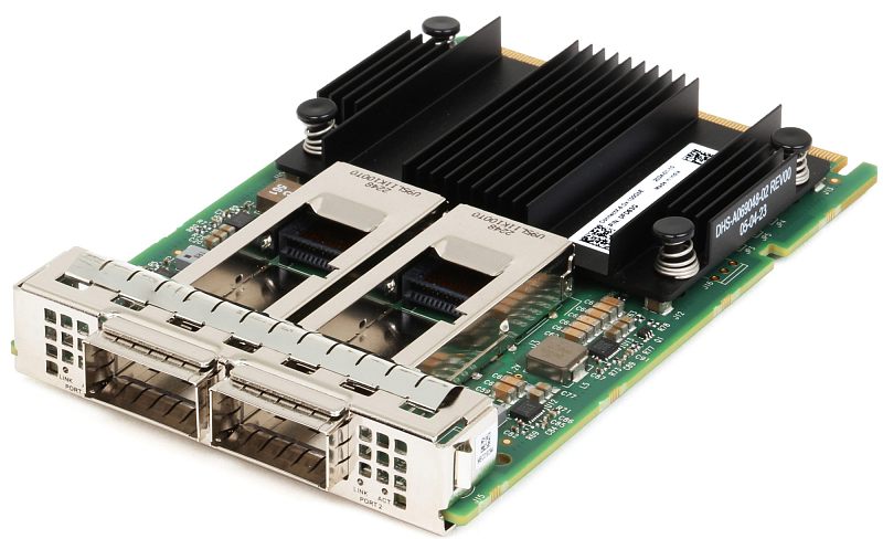 Фото-1 Сетевая карта Dell NVIDIA ConnectX‑6 Dx PCIe: крупный план портовой части, два порта QSFP на планке и массивный чёрный радиатор на зелёной плате, видны крепления радиатора; белый фон; показывает разъёмы и конструкцию охлаждения для темы страницы товара.