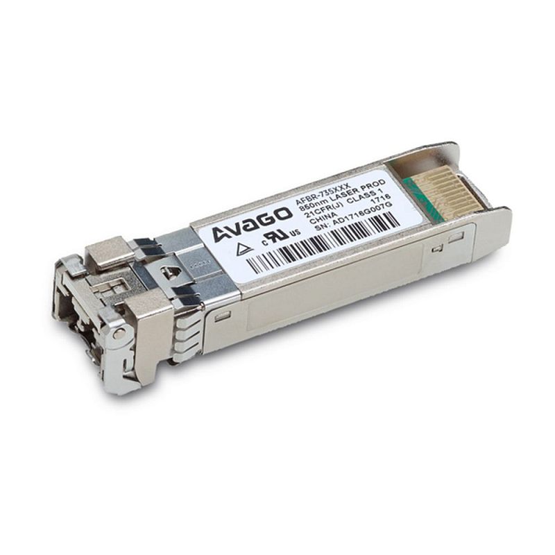 Фото-1 Трансивер Avago AFBR‑735SMZ SFP28, вид под углом сбоку: на корпусе наклейка Avago с штрих‑кодом, спереди видна металлическая рамка оптического разъёма и элементы защёлки, сзади — контактная группа внутри направляющих. Серебристый корпус, предметная съёмка на белом фоне; помогает пользователю соотнести внешний вид SFP28‑модуля с разъёмом под подключение оптики.