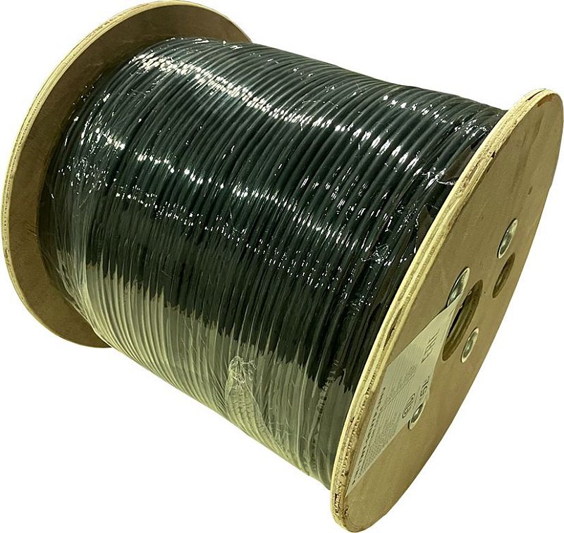 Фото-1 Кабель Lanmaster UTP Cat 5e TWT-5EUTP-UNV, чёрный, катушка с кабелем в ракурсе три четверти; видны деревянные щёки, чёрная намотка и прозрачная защитная плёнка. Изображение для страницы товара показывает формат поставки кабеля 305 м.