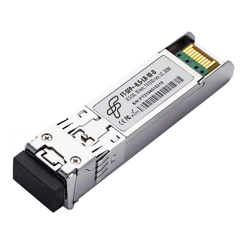 Фото-1 Трансивер FiberTrade FT-SFP+-8.5-LR-10-D, вид под углом сверху; металлический модуль SFP+ с LC-портом под чёрной заглушкой, наклейка с маркировкой и штрих‑кодом, золотистые контакты; фото на белом фоне для идентификации SFP+ и интерфейса на странице товара.