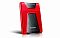 Фото-2 Внешний жёсткий диск ADATA HD650 AHD650-2TU31-CRD &mdash; вид под углом стоя; красный корпус с чёрной центральной вставкой с карбоновой текстурой, скруглённые боковые грани; фото показывает форму и защитные элементы корпуса.