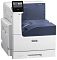Фото-3 Светодиодный принтер Xerox VersaLink C7000N, ракурс спереди справа; слева выносной сенсорный экран на стойке, сверху тёмно‑синяя крышка и крупный выходной модуль, сбоку установлен дополнительный боковой блок с ручками; корпус бело‑синий на белом фоне &mdash; показывает конфигурацию устройства с боковым модулем на странице товара.