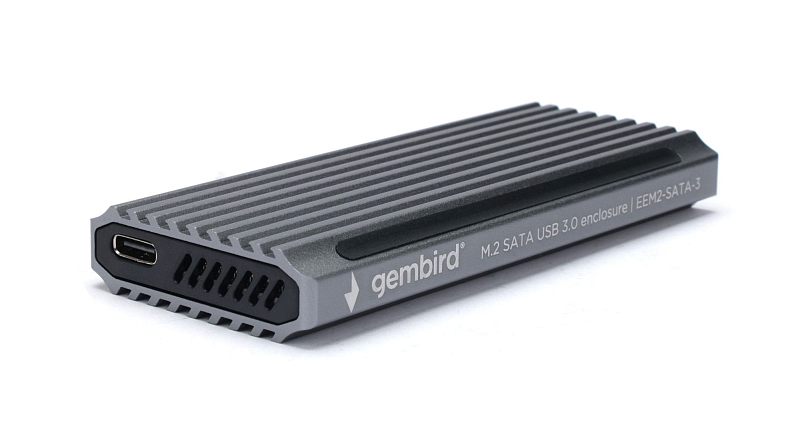 Фото-1 Корпус для SSD M.2 SATA Gembird EEM2-SATA-3, вид сверху под углом: серебристый алюминиевый корпус с продольными ребрами, торец с разъёмом USB‑C — чтобы увидеть форм‑фактор и тип подключения.