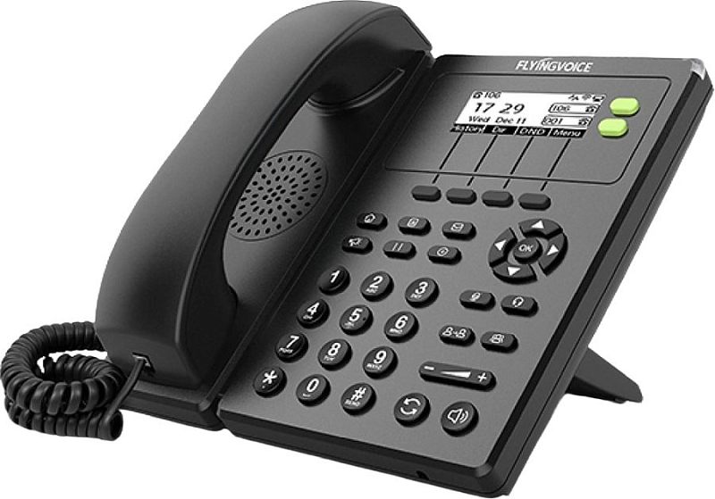 Фото-1 IP‑телефон Flyingvoice FIP10, ракурс 3/4: трубка слева, монохромный экран с индикацией и двумя зелёными клавишами справа от дисплея, круглая цифровая клавиатура и навигационный блок OK; тёмно‑серый/чёрный корпус. В карточке товара показывает раскладку клавиш и угол установки на подставке.