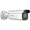 Фото-3 Камера видеонаблюдения Hikvision DS-2CD2683G2-IZS, вид сбоку; белый корпус bullet с козырьком, чёрная лицевая панель с квадратным окном объектива, кронштейн с круглым основанием и маркировкой Bottom.