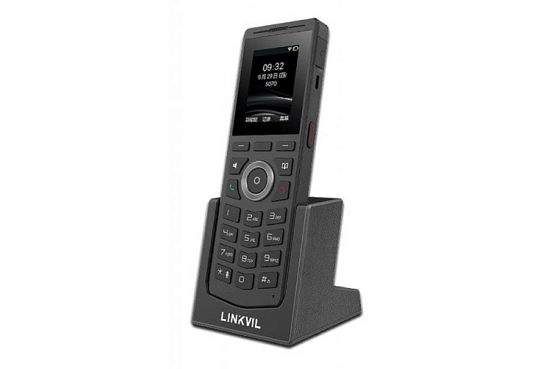Фото-1 SIP-трубка Fanvil W610H (LINKVIL) на зарядной подставке, вид под углом: экран, круглая навигационная кнопка и цифровая клавиатура, подставка с логотипом LINKVIL, тёмно-серый цвет