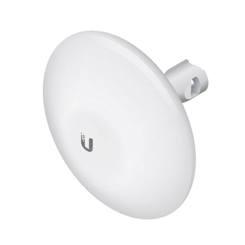 Фото-1 Точка доступа Ubiquiti NanoBeam M5‑16, вид спереди под углом: белая круглая антенна‑тарелка с логотипом Ubiquiti, сзади виден узел крепления и облучатель. Фото показывает форму антенны и крепление для установки радиомоста на улице.