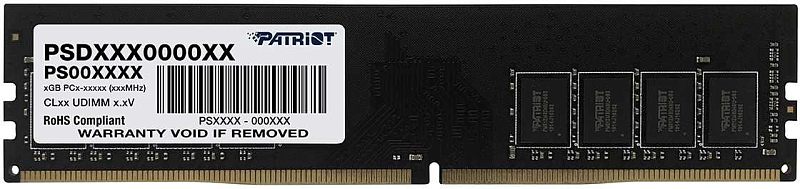 Фото-1 Модуль памяти Patriot Signature Line 16GB DIMM DDR4 3200, фронтальный вид. На фото чёрная плата UDIMM с белой наклейкой и штрихкодом, справа видны четыре микросхемы памяти, снизу - золотистые контакты с центральным ключом. Изображение показывает лицевую сторону модуля для страницы товара настольной памяти.