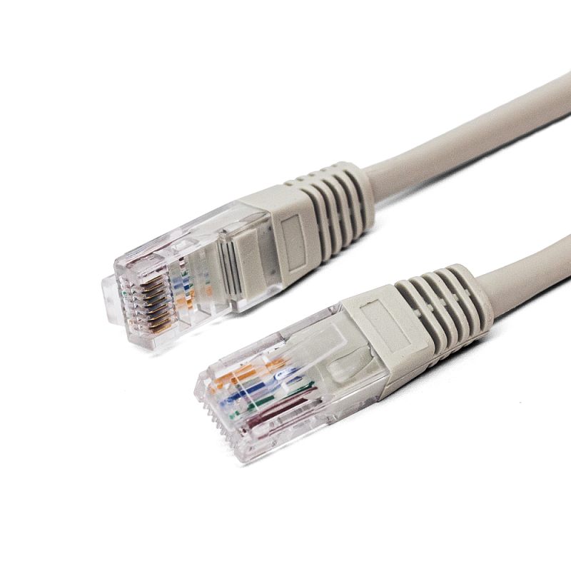 Фото-1 Патч-корд Filum UTP Cat 6 FL-U6-C-LSZH-5M, крупный план двух концов: серый кабель длиной 5 м, прозрачные разъёмы RJ45 и серые литые защитные колпачки с рифлением; фото показывает цвет и конструкцию патч-корда для страницы товара.