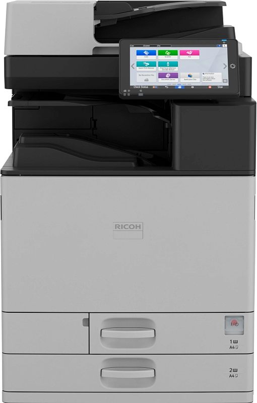 Фото-1 МФУ Ricoh IM C4510, вид spереди: справа выносная цветная сенсорная панель, снизу две кассеты с маркировкой формата, видна кнопка/индикатор на фронтальной панели; корпус светло-серый с чёрными элементами на белом фоне — показывает компоновку кассет и интерфейса управления на странице товара.