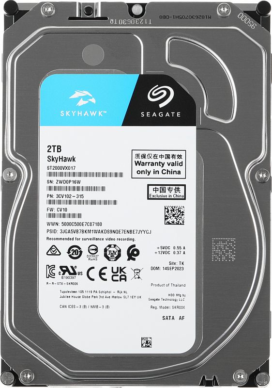 Фото-1 Жёсткий диск Seagate SkyHawk ST2000VX017 3.5" 2 ТБ — вид сверху: серебристая крышка и белая этикетка SkyHawk с указанием 2TB, QR‑код и сервисные значки на белом фоне; важно для идентификации модели по маркировке.
