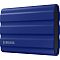 Фото-3 Внешний SSD Samsung T7 Shield 1TB, синий &mdash; вид под углом, рельефный корпус и контрастная чёрная боковая вставка без акцента на разъём; помогает увидеть форму и дизайн на странице товара.