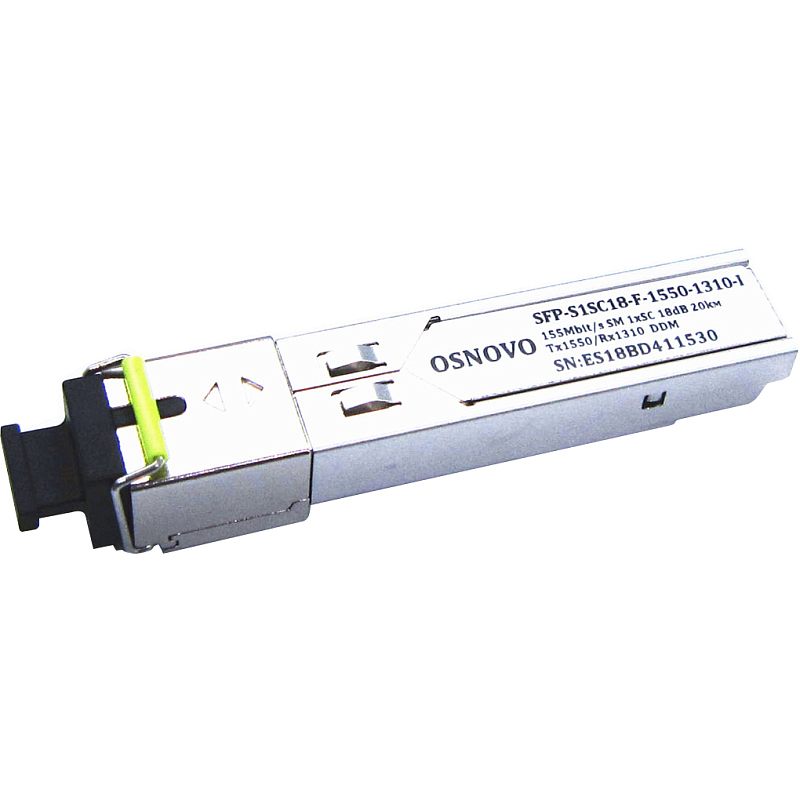 Фото-1 Промышленный трансивер OSNOVO SFP-S1SC18-F-1550-1310-I, боковой вид — серебристый корпус с наклейкой параметров и обозначением Tx1550/Rx1310, чёрная защитная заглушка на оптическом порте и зелёный рычажок фиксатора; помогает сверить маркировку и форму модуля для SFP-слота.