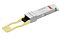 Фото-1 Трансивер QSFP28 FIBO FT-Q100-SR4, вид сбоку под углом: металлический корпус серебристого цвета с длинной жёлтой петлёй‑тягой (pull tab) и чёрной передней частью разъёма; на белом фоне, важно для распознавания форм‑фактора QSFP28 и механизма извлечения из слота.