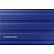 Фото-1 Внешний SSD Samsung T7 Shield 1TB, синий &mdash; крупный план верхней поверхности на белом фоне, рельефные ребра и логотип Samsung; показывает текстуру корпуса на странице товара.