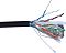 Фото-2 Кабель Lanmaster FTP Cat 6 TWT-6FTP-UNV 305 м, крупный план среза без подписей; видны чёрная оболочка, фольгированный экран, прозрачная плёнка, белый разделитель и четыре цветные пары; фото показывает экранированную конструкцию кабеля для страницы товара.