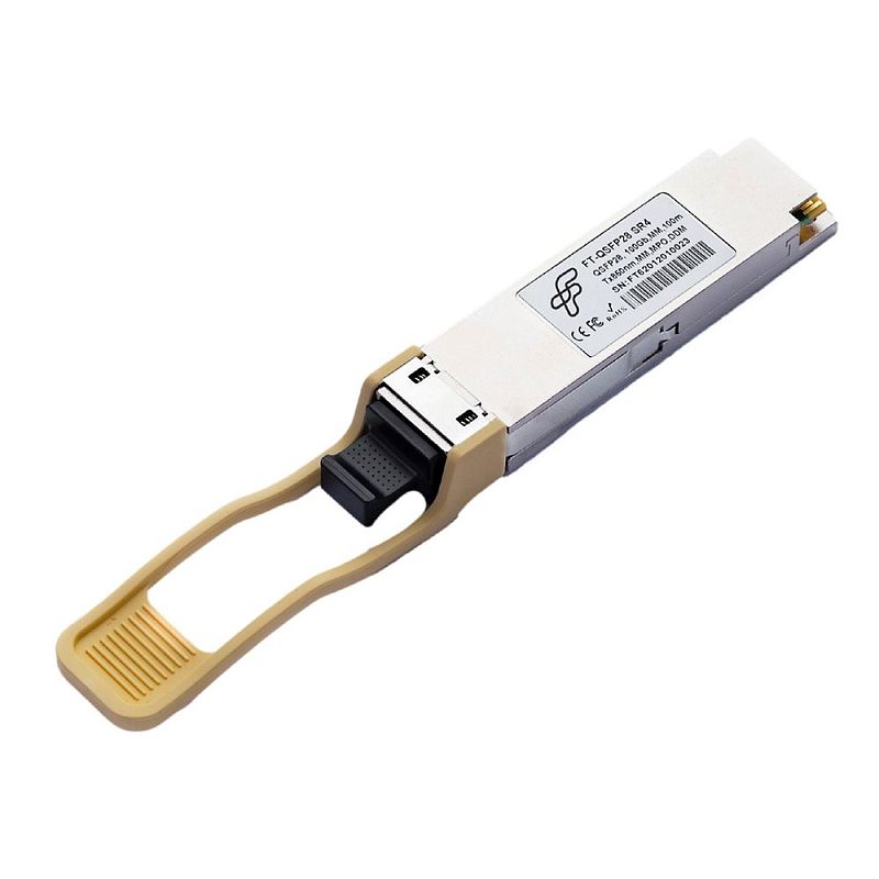 Фото-1 Трансивер Fibertrade FT‑QSFP28‑SR4 (HW) QSFP28, вид сверху‑сбоку: на корпусе наклейка с маркировкой, спереди чёрная заглушка разъёма, установлена бежевая вытяжная петля; на боковой грани видно окно/паз фиксатора. Бело‑серебристый корпус с бежевым и чёрным элементами, на белом фоне; помогает пользователю распознать QSFP28‑модуль для установки в порт оборудования.